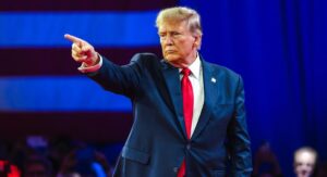Trump amenaza con declarar el estrecho de Ormuz territorio de EE.UU. y desata rechazo de Irán