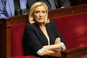 Ultraderechista Marine Le Pen defiende la “prioridad nacional” en su carrera por la Presidencia de Francia