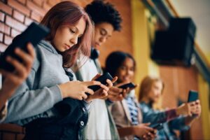 Francia frena la prohibición de redes sociales para menores de 15 años