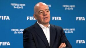 UEFA evalúa denuncia penal contra Infantino por operación de US$4.200 millones