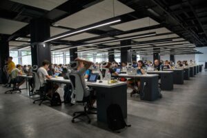 La brecha de género podría tardar 120 años en cerrarse: la inteligencia artificial profundiza las desigualdades