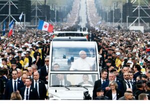 León XIV reúne a 700.000 personas en París en una multitudinaria misa durante su visita a Francia
