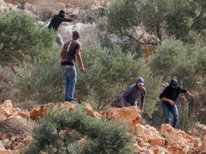 Colonos israelíes atacan a diplomáticos europeos y agreden a alcalde francés